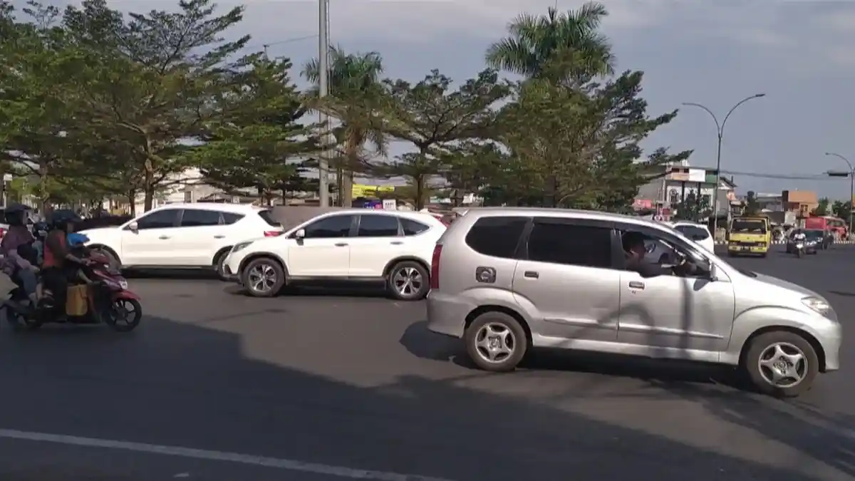 Lampu Setopan di Bundaran Sudirman Bandung Mati, Pengendara Tak Mau Mengalah, Klakson Bersahutan