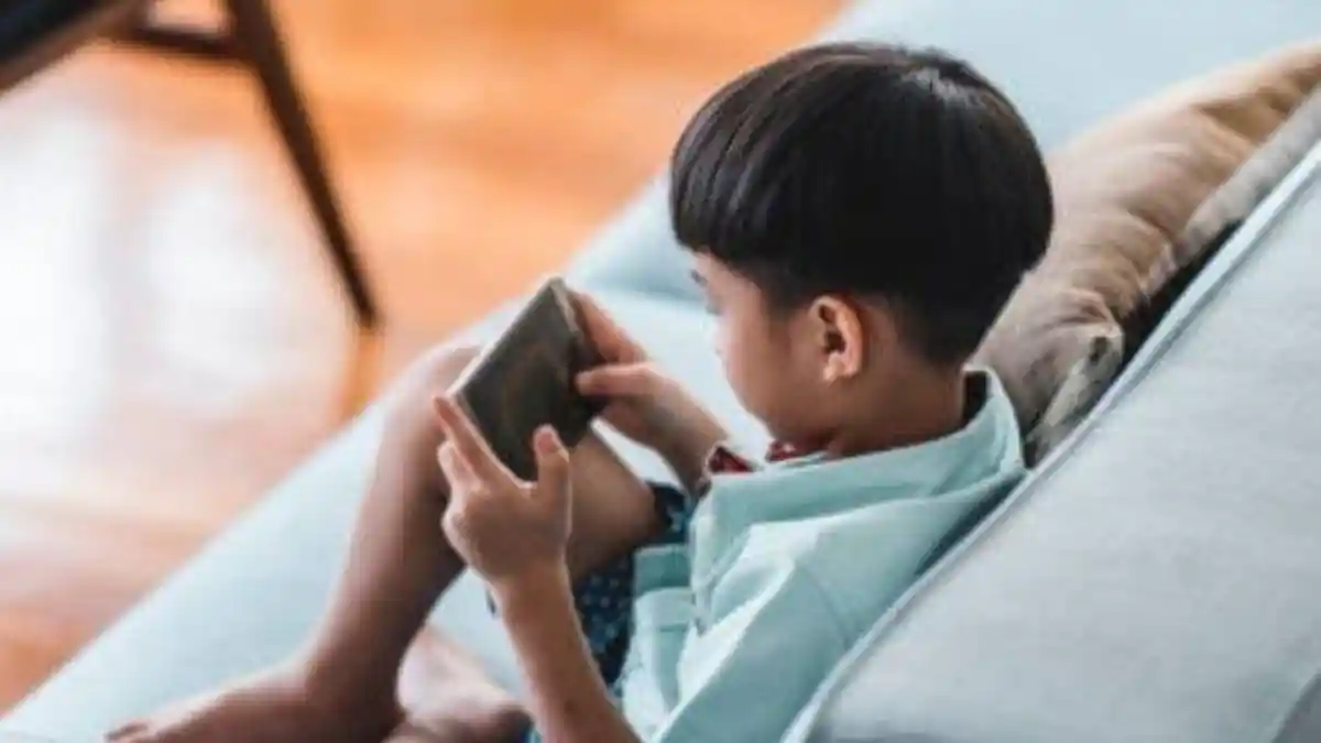 Orang Tua Wajib Tahu! Terlalu Lama Bermain Gadget Bisa Sebab Gagap Anak