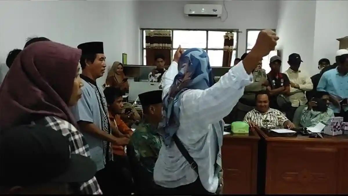 Toko di Bima Ditutup Gara-Gara Jual Barang Terlalu Murah, Kantor DPRD Pun Digeruduk
