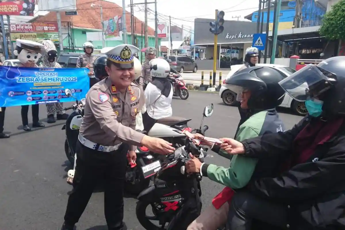 Satlantas Polres Tulungagung Bagikan Coklat ke Pengendara, Tanda Dimulainya Operasi Zebra 2025