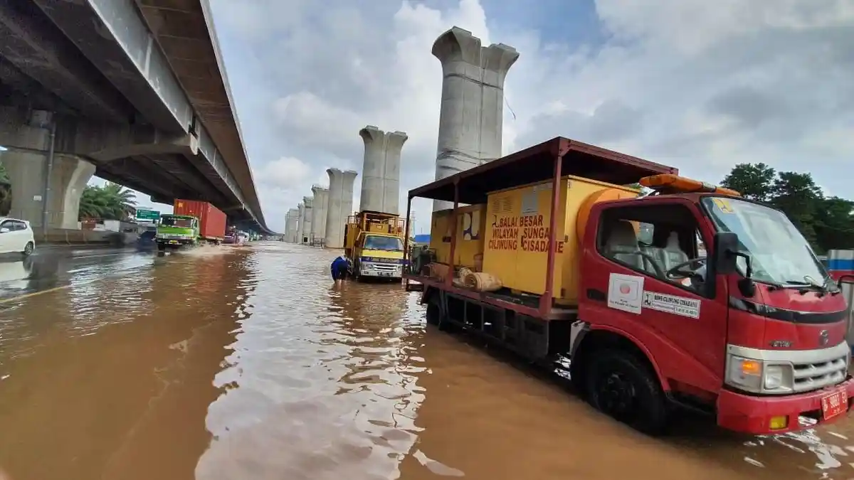 Imbas Banjir, Jasa Marga Berlakukan Contraflow di KM 19 Tol Japek Arah Jakarta
