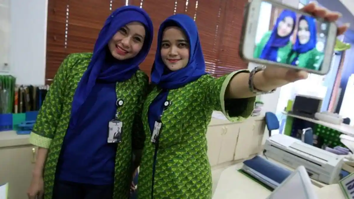 FOTO: HUT ke-55, Karyawan Bank Sulselbar Pakai Batik Lontara