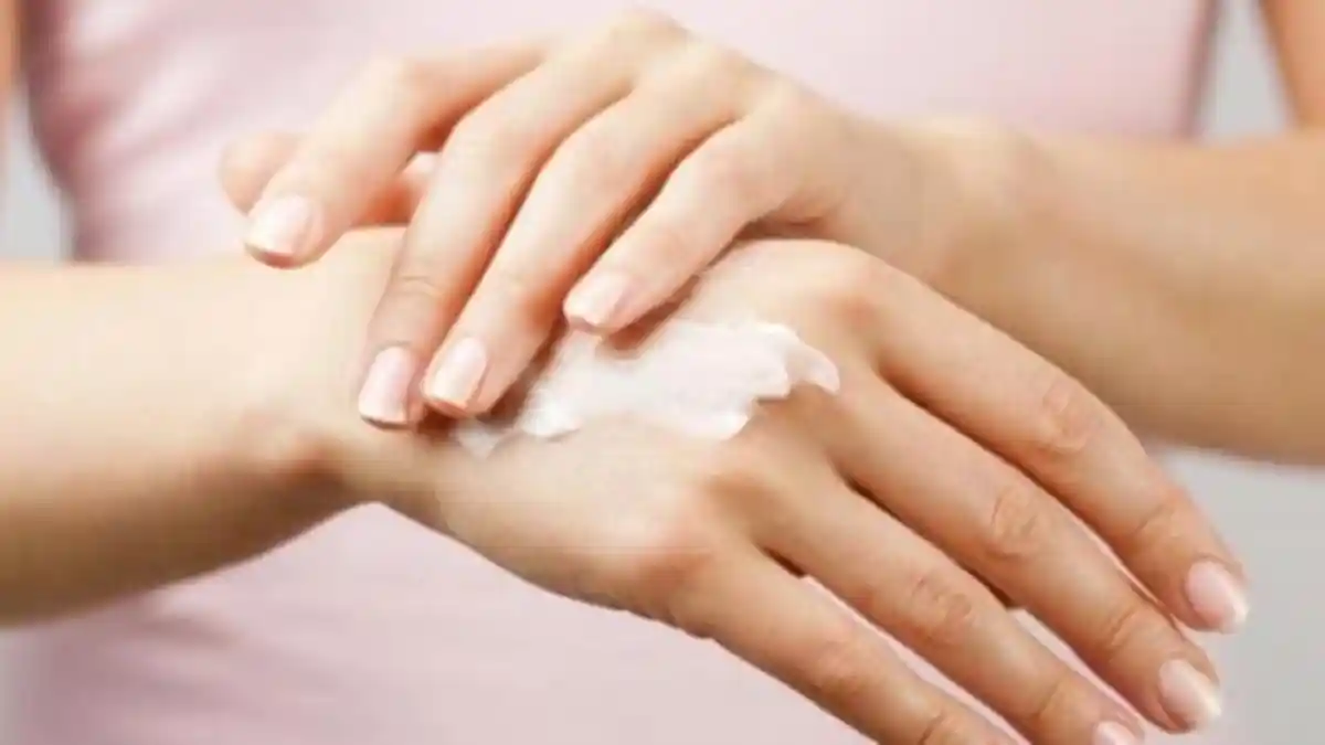 Atasi Kulit Belang Akibat Sering Terpapar Sinar Matahari dengan 5 Bahan Alami Ini