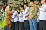 Foto-Bupati-Tegal-Umi-Azizah-menyalami-pengurapa-waktu-lalu.jpg