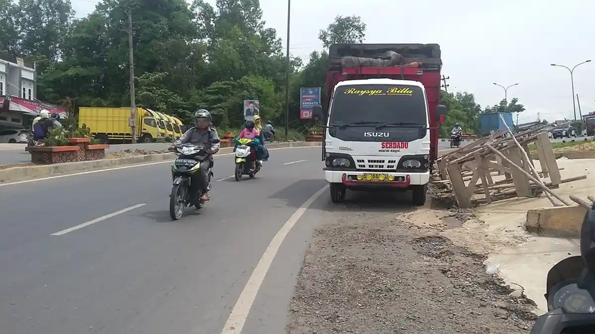 Hendak Menepi, Perempuan Ini Disambar Truk dari Belakang
