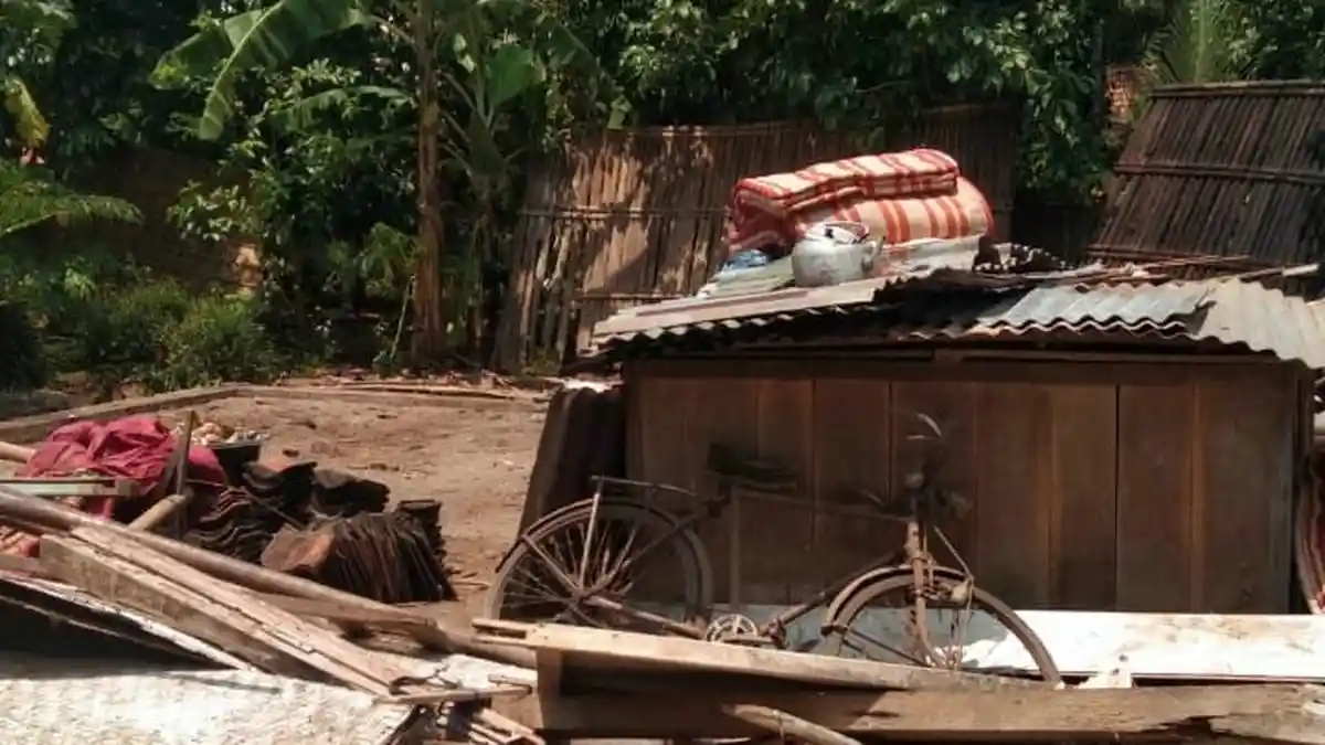 Kisah Pilu Kakak Beradik di Banjarnegara, Rumah Ambruk Karena Bambu Sudah Lapuk