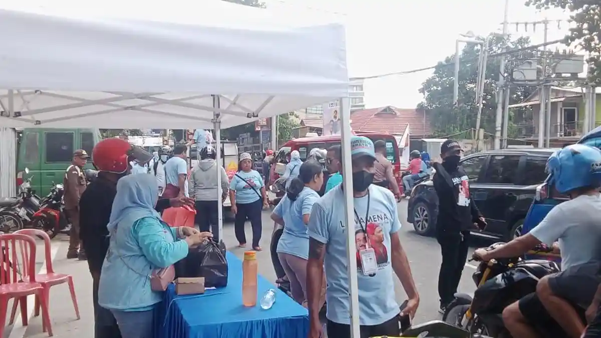Kampanye Akbar Paslon Lawamena, Tim Relawan Berbagi Makanan Gratis
