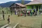 Pembuatan-Tempat-Pemungutan-Suara-TPS-Kampung-Hungku.jpg