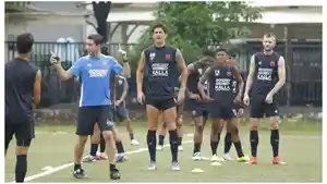 2026-05-26-Nenad-Bacina-saat-menjadi-asisten-pelatih-Bojan-Hodak-di-PSM-Makassar.jpg