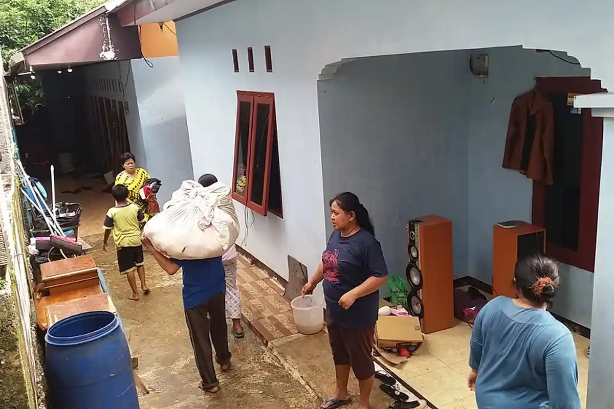 Warga Srengseng Sawah Mulai Bersihkan Rumah Pasca Diterjang Banjir