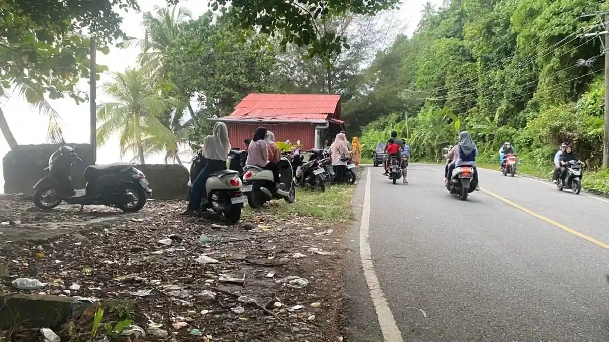 Listrik Padam, Jaringan Hilang Total, Warga Terpaksa Cari Sinyal ke Atas Gunung Kerambil