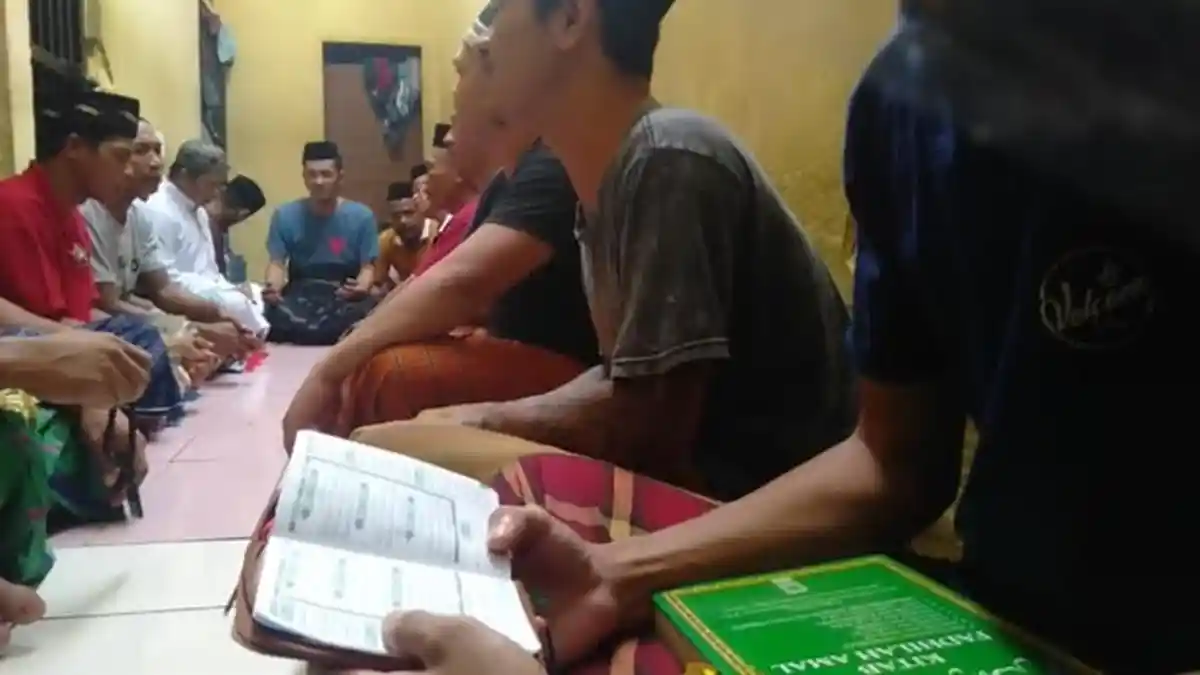 Diajak Bertobat, Tahanan Polres Jeneponto Mengaji Sebelum Salat Magrib dan Subuh