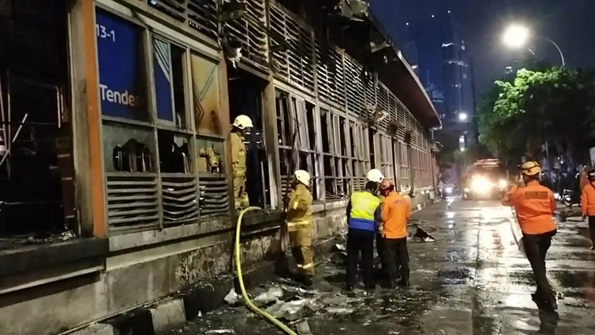 Transjakarta Klaim Sumber Api yang Hanguskan Halte Tendean Berasal dari Luar