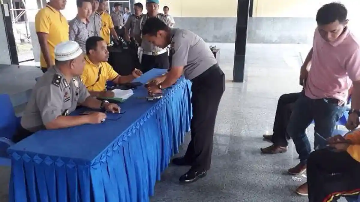 Rajadewa Periksa Pistol dan Senapan Anggota Polres Bangka