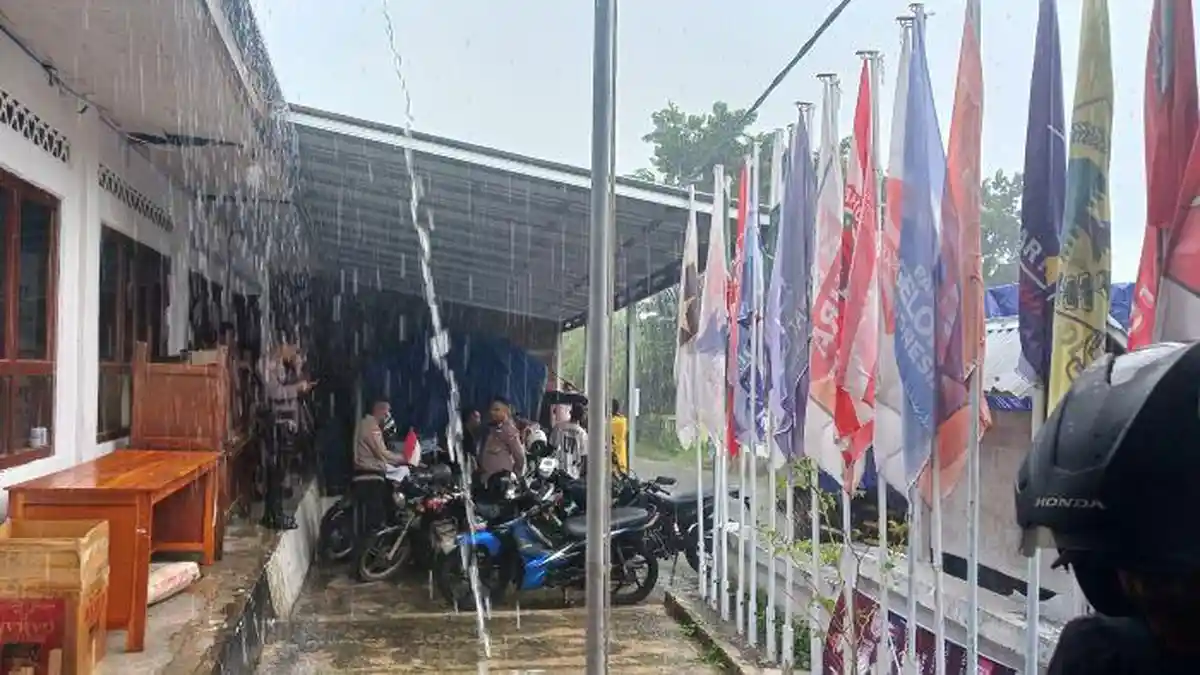 Distribusi Logistik Pemilu di Alor Berlangsung Ditengah Hujan Lebat