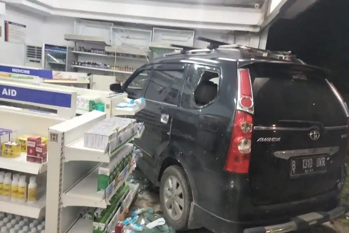 Mobil Avanza Seruduk Apotik Kimia Farma