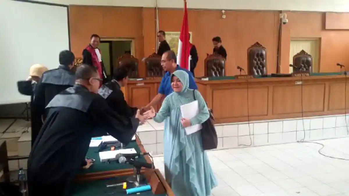 Pahri Azhari-Lucianty Tersenyum Usai Dituntut Masing-masing 4 dan 2 Tahun Penjara