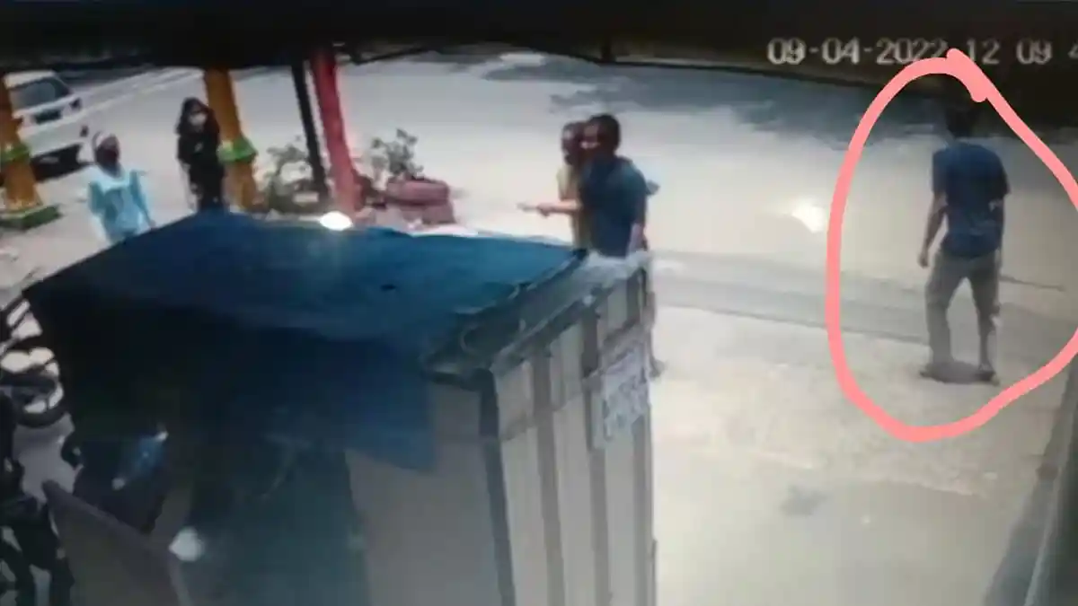 SUNGGUH BIADAB, Seorang Lelaki Tega Menjambret Pengemis Buta yang Ingin Menukar Uang