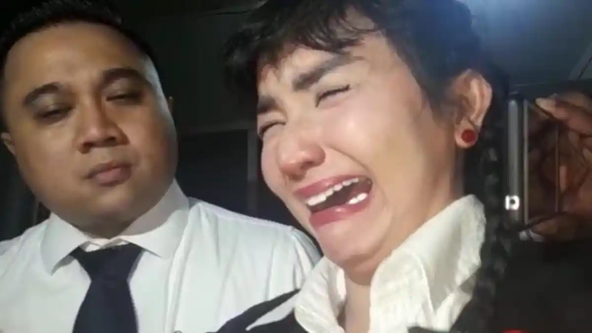 Tangis Roro Fitria Pecah Hingga Pingsan Ketika Dituntut 5 Tahun Penjara dan Denda 1 Miliar