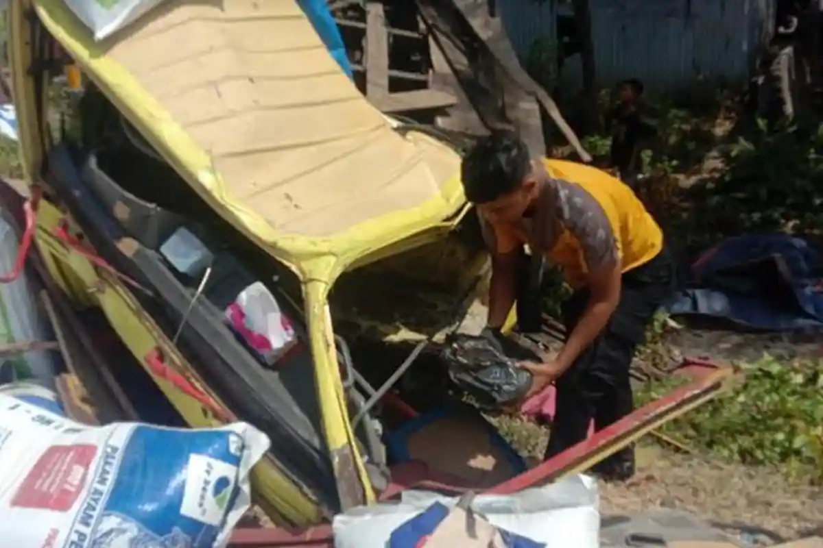 Terobos Palang Pintu, Truk Bermuatan Pakan Dihantam KA Pandalungan di Tongas Probolinggo