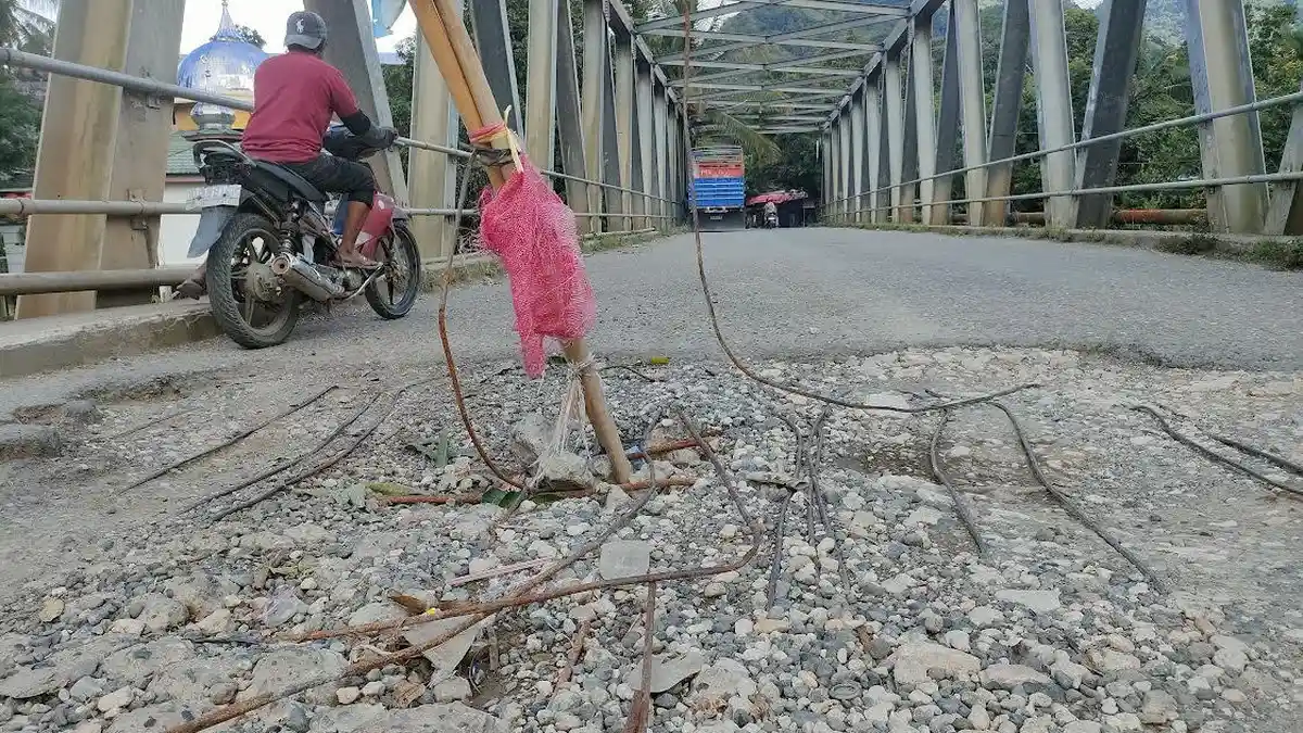 Awas! Ada Lubang-Besi Mencuat di Jembatan Tontonan Enrekang, Rawan Kecelakaan