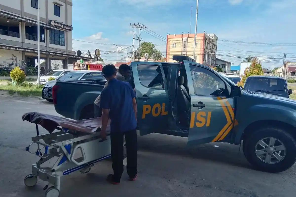 Personel Pamapta Polres Melawi Tangani Laka Lantas di Desa Labang, Evakuasi Korban ke Rumah Sakit