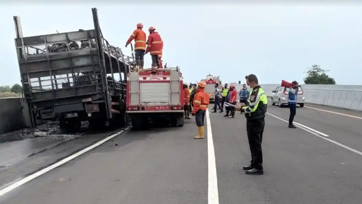 Truk Pengangkut Motor Terbakar Di Jalan Tol Trans Jawa Nganjuk, Tak Ada Korban Tapi 39 Motor Hangus