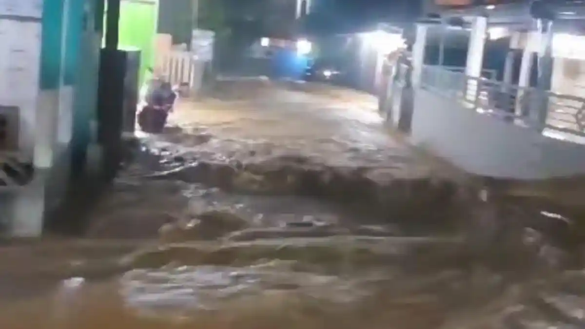 Banjir Bandang Puncak Bogor, Jembatan Putus hingga Satu Orang Hilang Terbawa Arus
