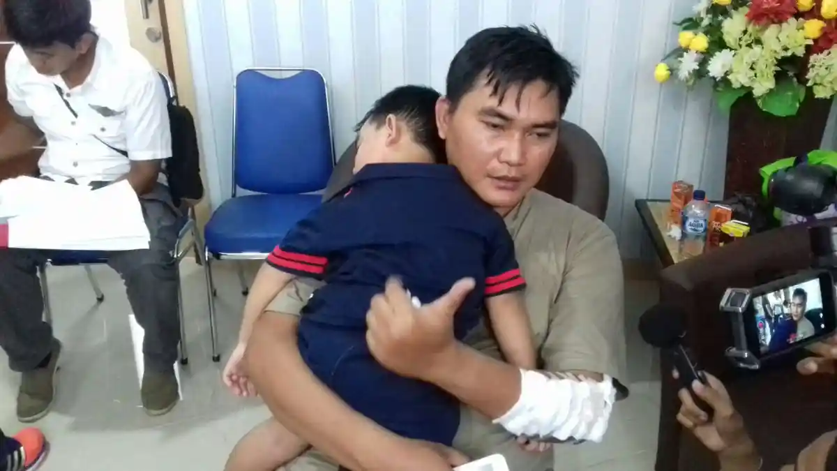 Bocah 3 Tahun Korban Selamat Terbakarnya KM Zahro Express Terus Menangis Memanggil l Ibunya