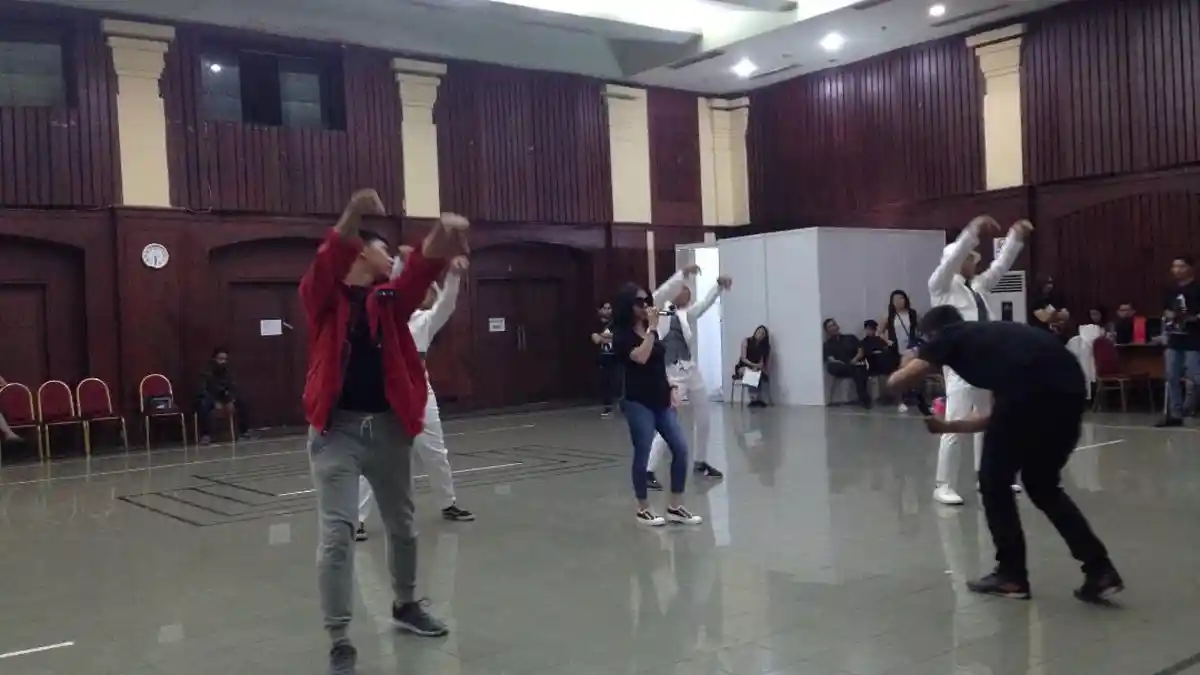 Mengintip Syahrini Berlatih Vokal dan Koreografi Jelang Konser Tunggal