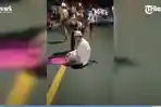 Seorang-pria-di-Kabupaten-Gresik-Jawa-Timur-viral-saat-tengah-melaksanakan-salat-di-tengah-jalan.jpg