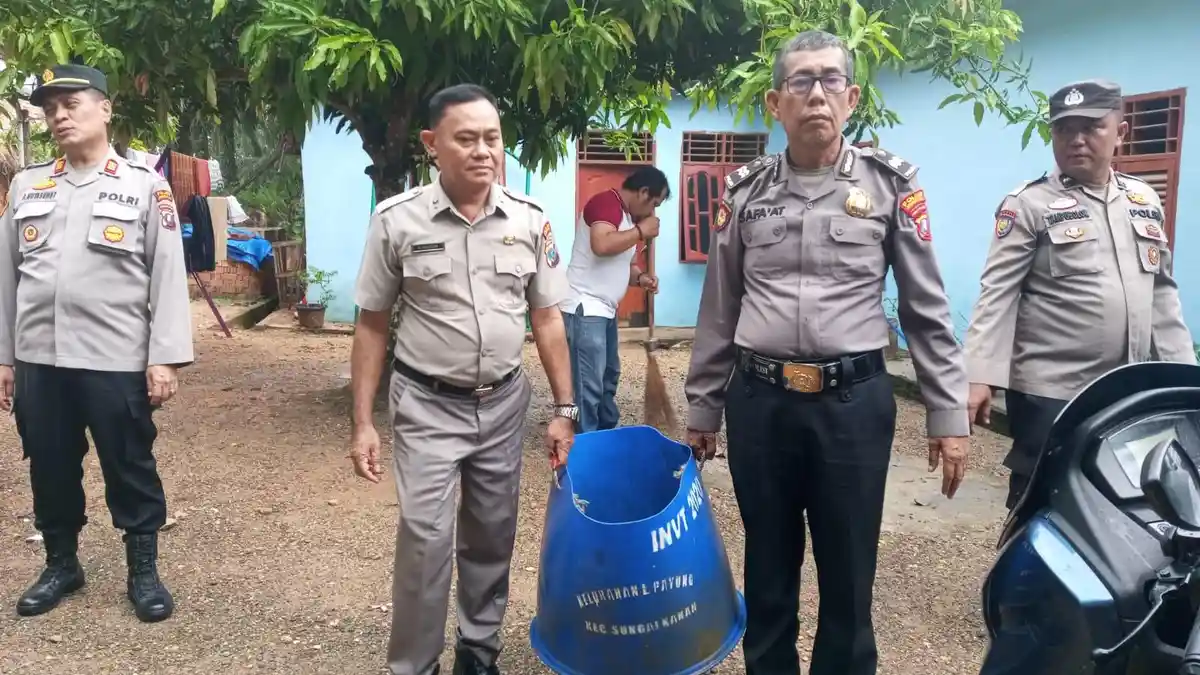 Mulai ASN, Brigadir hingga Perwira Polres Labusel Ikut Bakti Sosial, Bersih-bersih Rumah Ibadah
