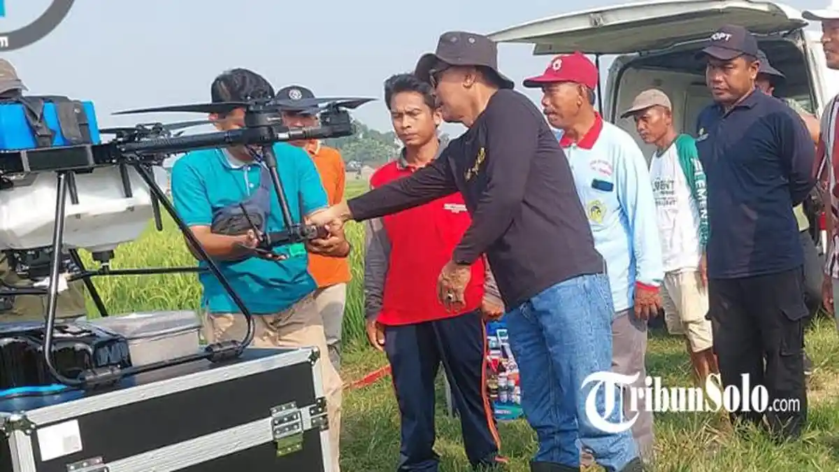 Makin Canggih, Distankan Sukoharjo Beri Pelatihan Petani Menggunakan Drone untuk Pemupukan
