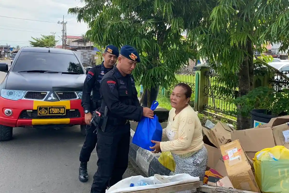 Kompi 2 Batalyon C Pelopor Brimob Kaltim Salurkan Sembako ke Warga Kurang Mampu di Tanah Grogot