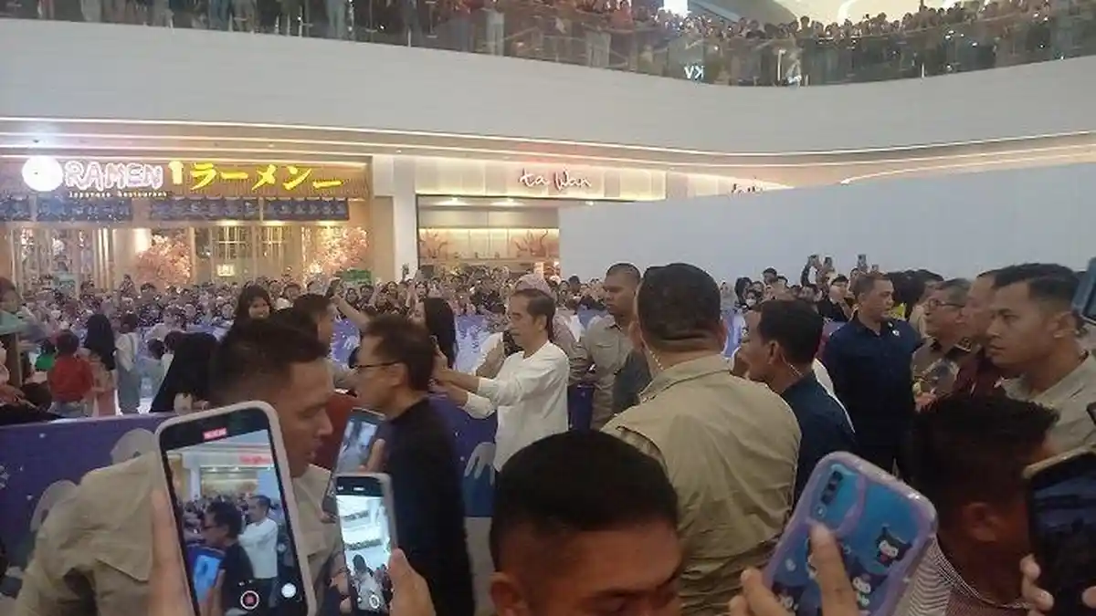 Warga Sultra Rela Desak-desakan di The Park Kendari Demi Foto Bareng Presiden Jokowi