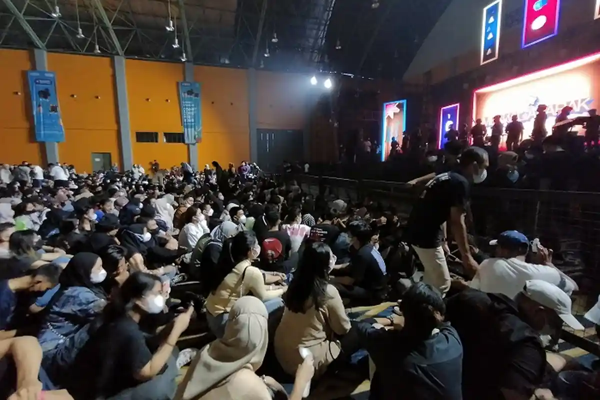 Tak Peduli Seruan Satpol PP Makassar, Konser Musik di CCC Berlanjut Usai Pelemparan Botol ke Petugas