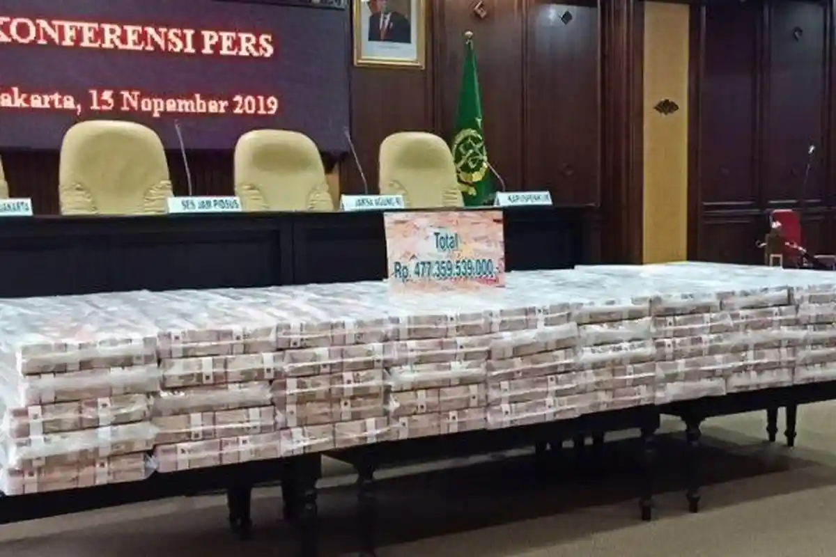 Kejagung Pamer Tumpukan Uang Senilai Rp 447 Miliar Hasil Korupsi Kokos Leo Lim