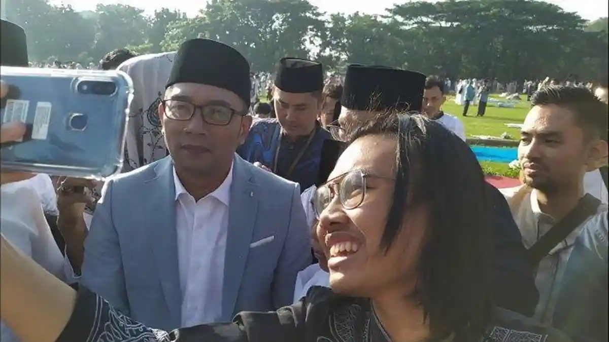 Kelar Salat Id, Ridwan Kamil Jadi Sasaran Objek Foto Bareng Warga