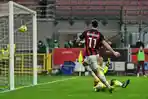 zlatan-ibrahimovic-membuka-skor-melewati-kiper-alex-cordaz-di-liga-italia-ac-milan-vs-crotone.jpg
