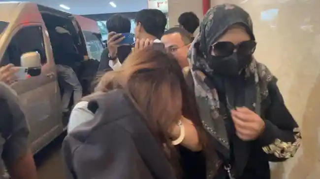 Istri dan 2 Anak Bandar Narkoba Koh Erwin Tiba di Bareskrim, Pilih Bungkam dan Tutup Wajah