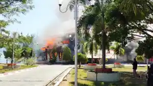 Kantor-Bupati-Pohuwato-terbakar-habis-Massa-membakar-kantor-tersebut-pada-Kamis-2192023.jpg