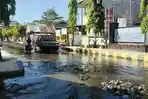Drainase-tersumbat-membuat-air-meluap-m.jpg