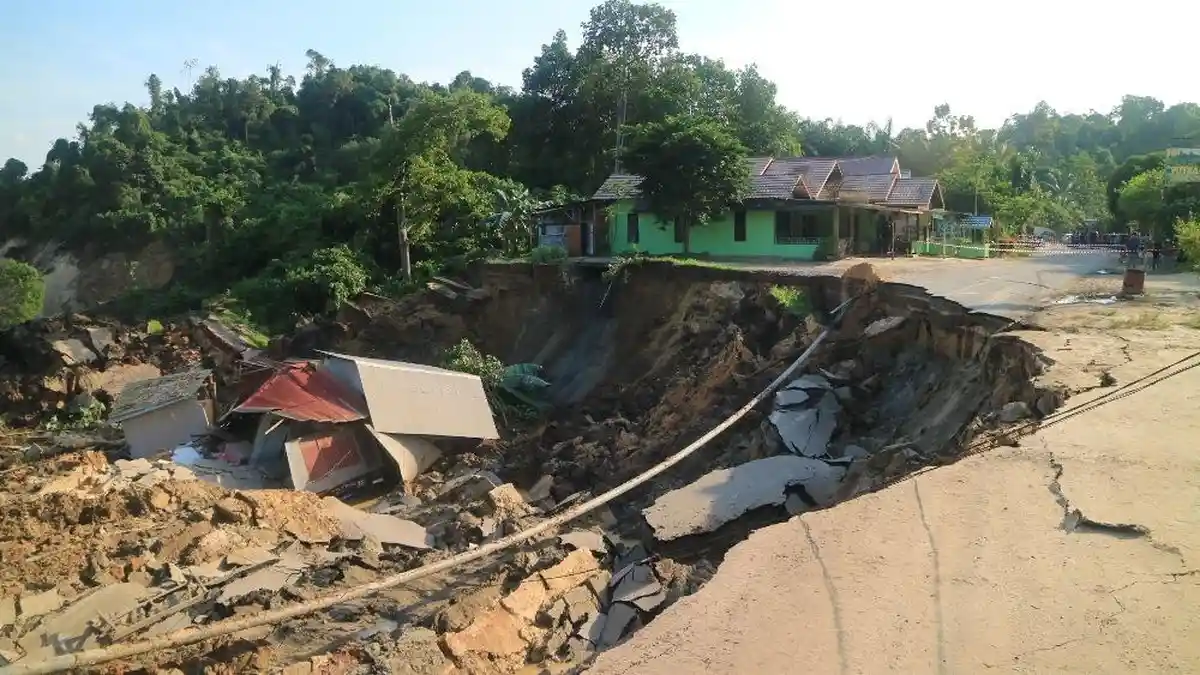 Jalur Penghubung Putus, Rumah Terkubur Longsor