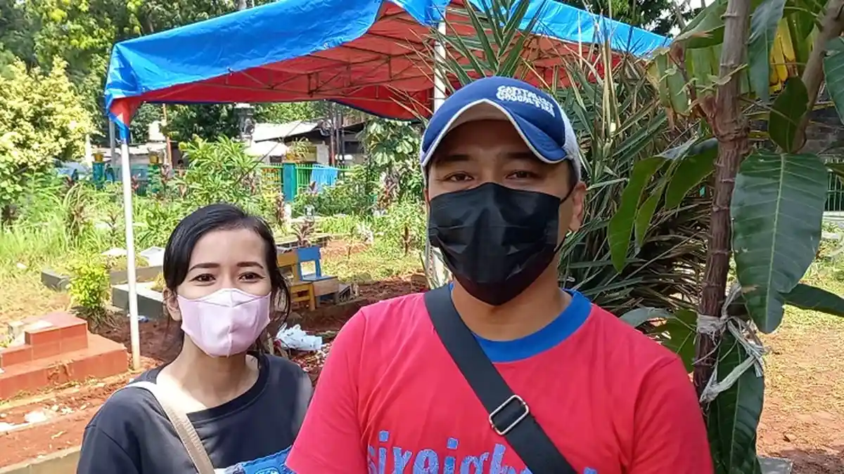 Ziarah Makam Vanessa Angel-Bibi Ardiansyah, Heni dan Heri Kehilangan Sosok Idola