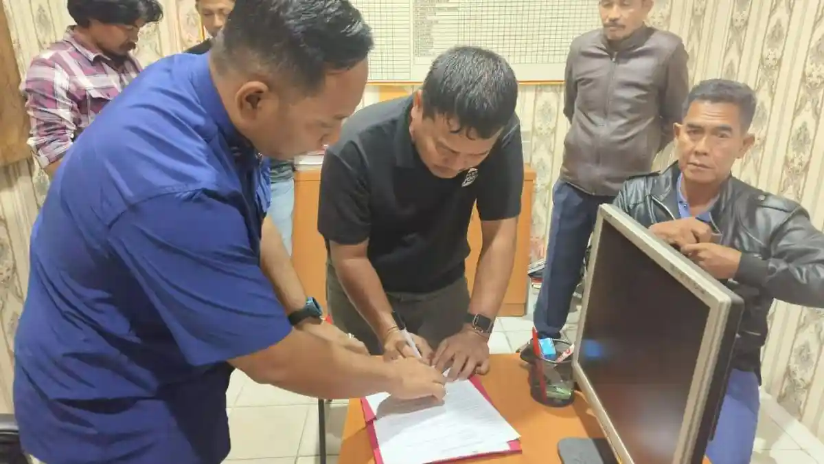 Perkelahian Sopir Angkot dan Driver Online di Karimun Terekam CCTv Akhirnya Damai