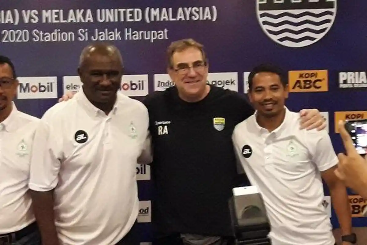 Robert Alberts Pantau Kondisi Pemain Persib Bandung, Optimis Pemainnya Tetap Bugar Meski Libur