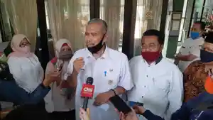 sekertaris-disdik-kota-bekasi-uu-saeful-mikdar-di-smpn-2-kota-bekasi.jpg