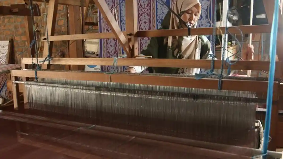 Tenun Ikat Lampung Jadi Andalan Baru Ical's Craft