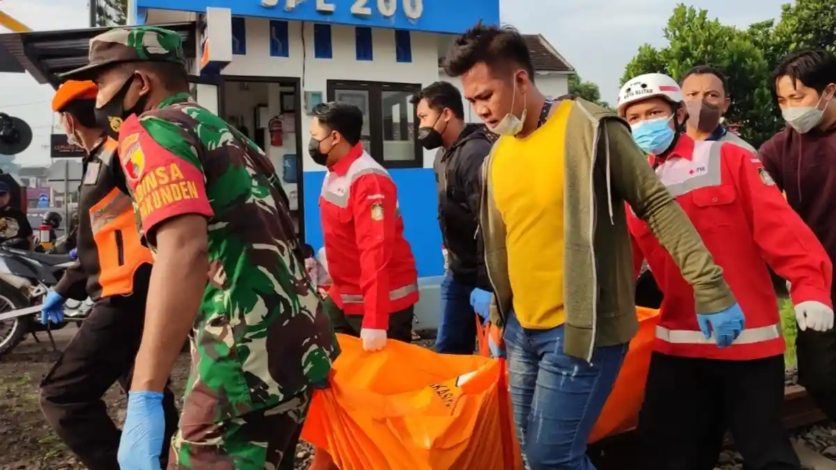 Setelah Curhat ke Penjaga Palang Pintu, Pria di Blitar Menabrakkan Diri ke Kereta yang Lewat