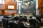 Suasana-rapat-paripurna-di-DPRD-Kabupaten-IndramayuFQ.jpg